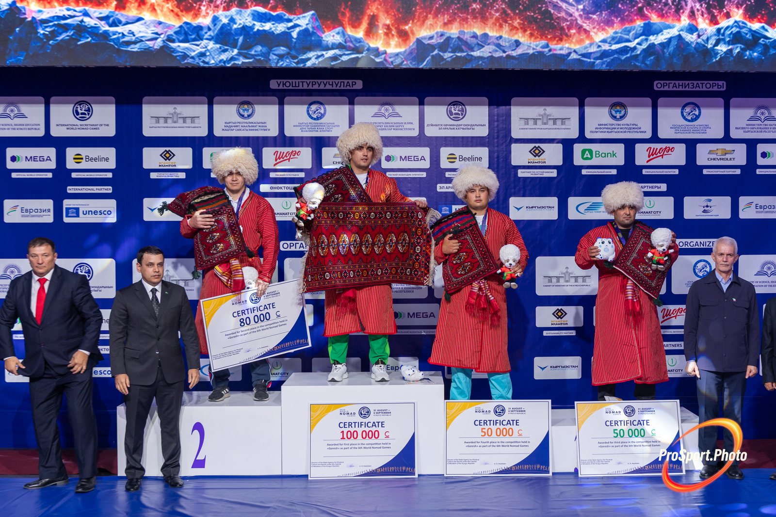 Награждение спортсменов на пьедестале. VI Всемирные игры кочевников — 2026.