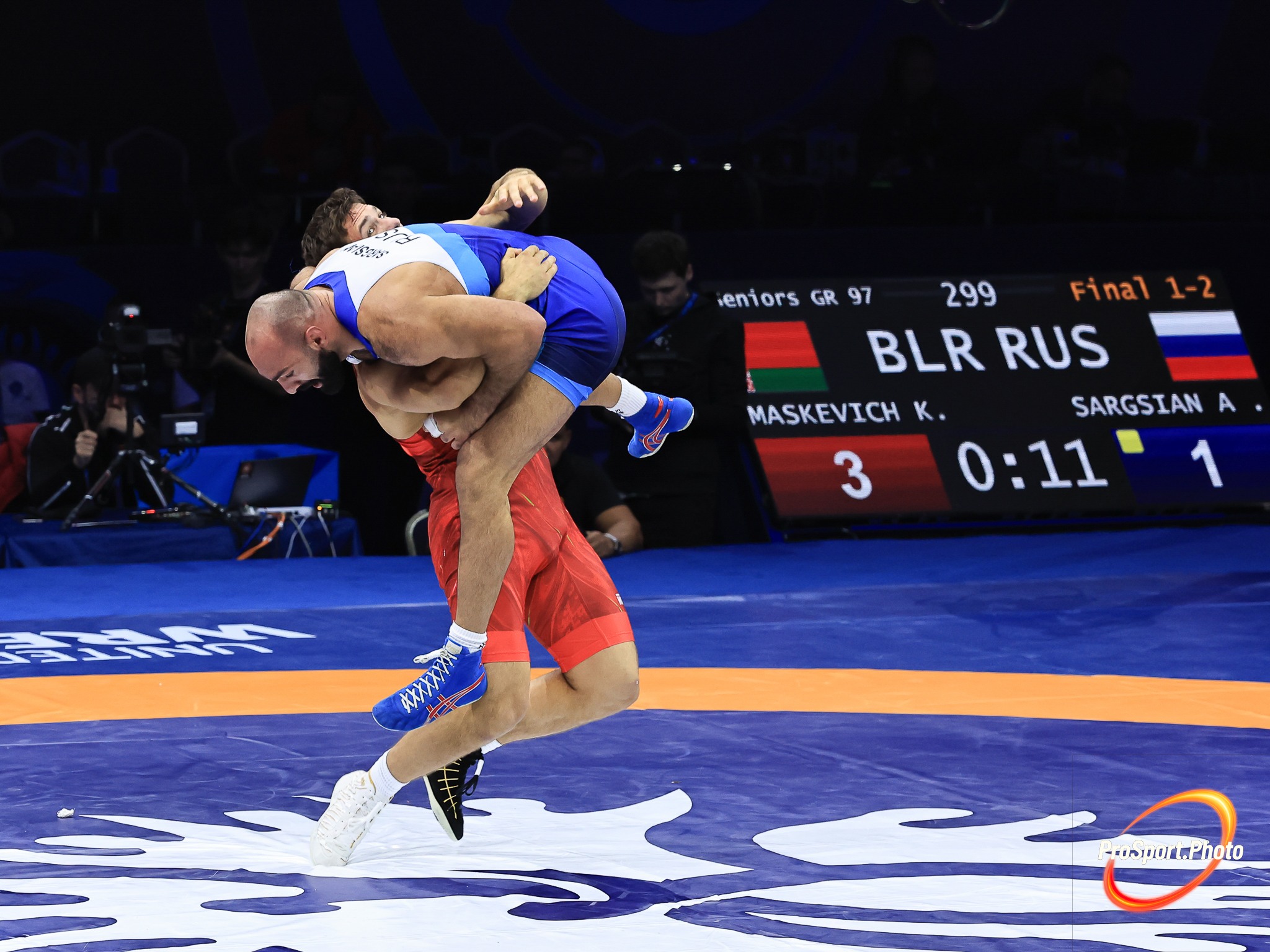 Бросок в схватке борцов греко-римского стиля. 26 октября. Чемпионат мира в Астане: первые три дня.