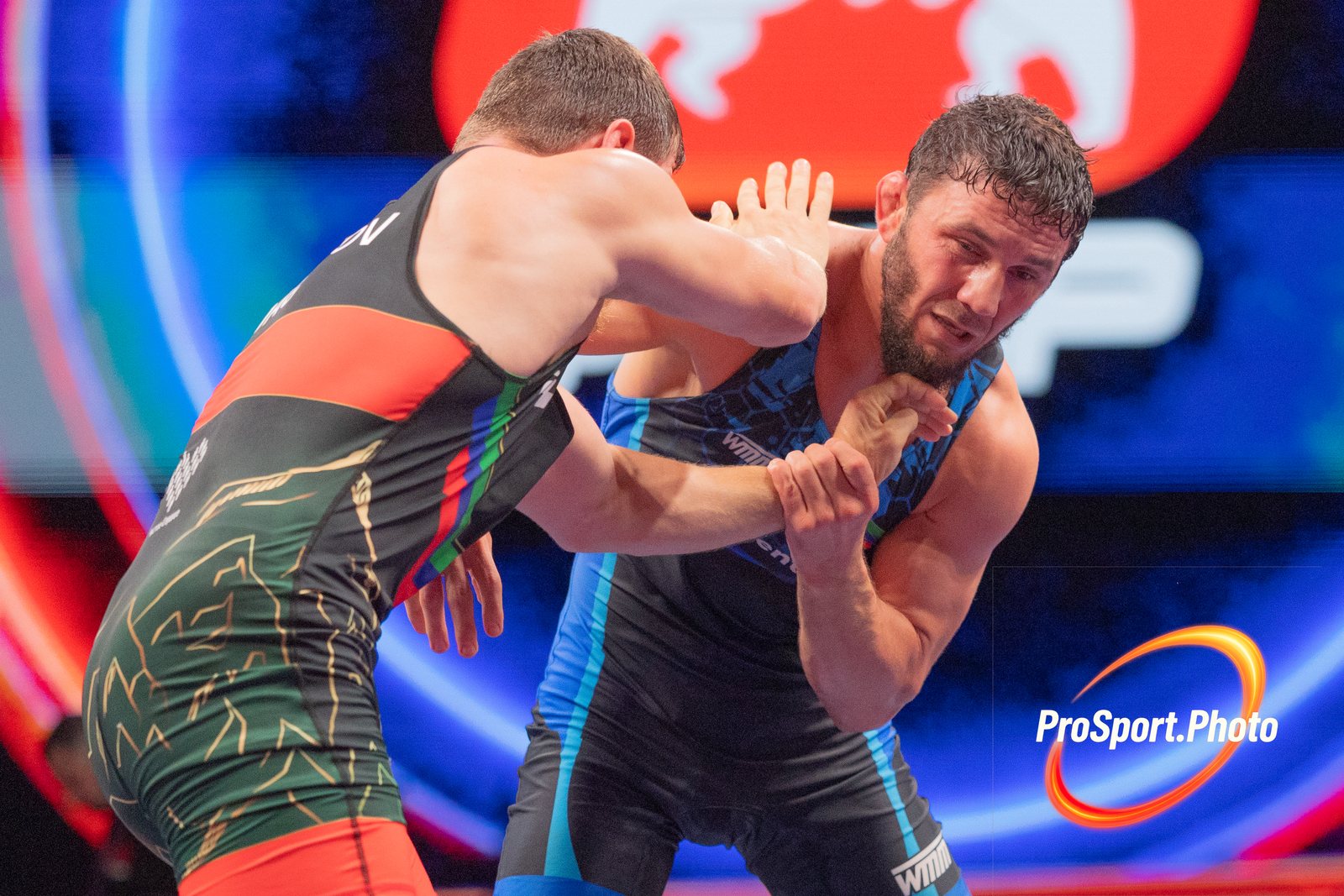 Крупный план двух борцов в напряжённом захвате. Чемпионат России по вольной борьбе — 2026.