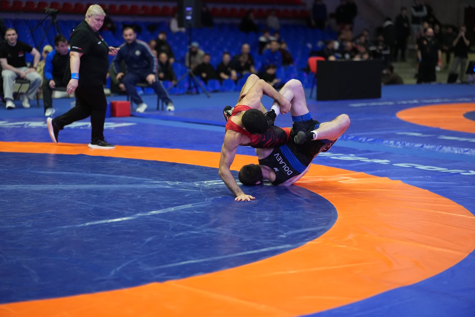 Два борца проводят приём у оранжевой границы ковра. Чемпионат России среди студентов по вольной борьбе — 2026.