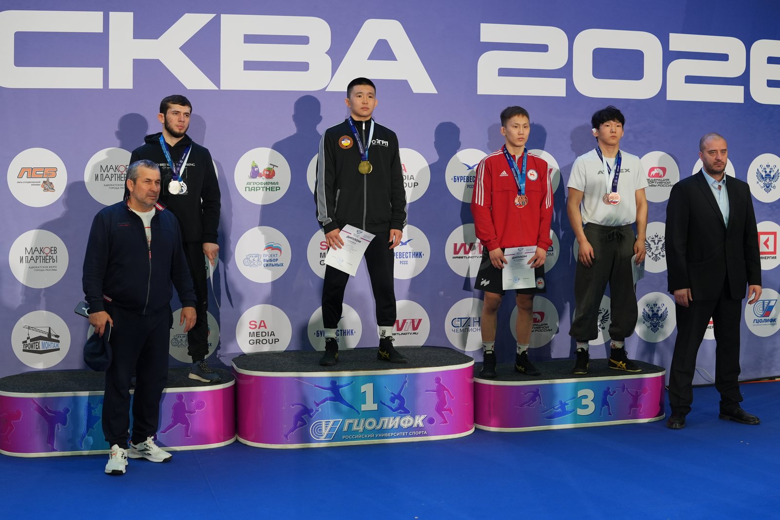 Награждение спортсменов на пьедестале. Чемпионат России среди студентов по вольной борьбе — 2026.