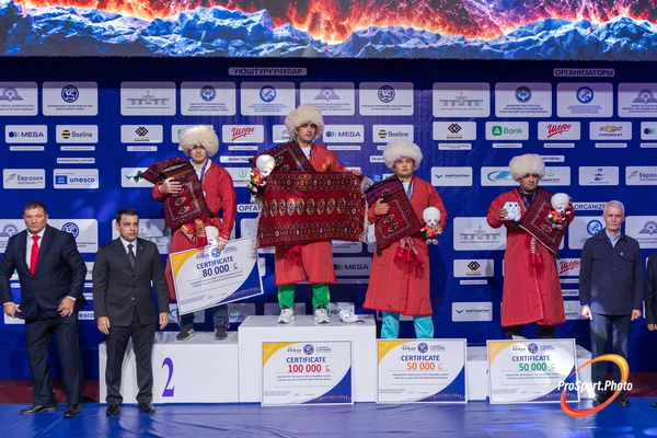 Награждение спортсменов на пьедестале. VI Всемирные игры кочевников — 2026.
