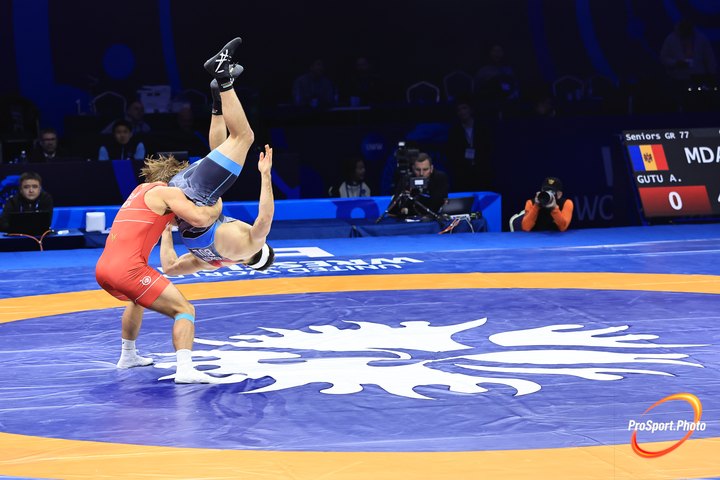 Бросок в схватке борцов греко-римского стиля. 24 октября. Чемпионат мира в Астане: первые три дня.
