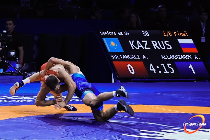 Бросок в схватке борцов греко-римского стиля. 24 октября. Чемпионат мира в Астане: первые три дня.