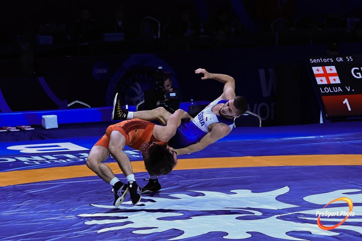 Бросок в схватке борцов греко-римского стиля. 24 октября. Чемпионат мира в Астане: первые три дня.