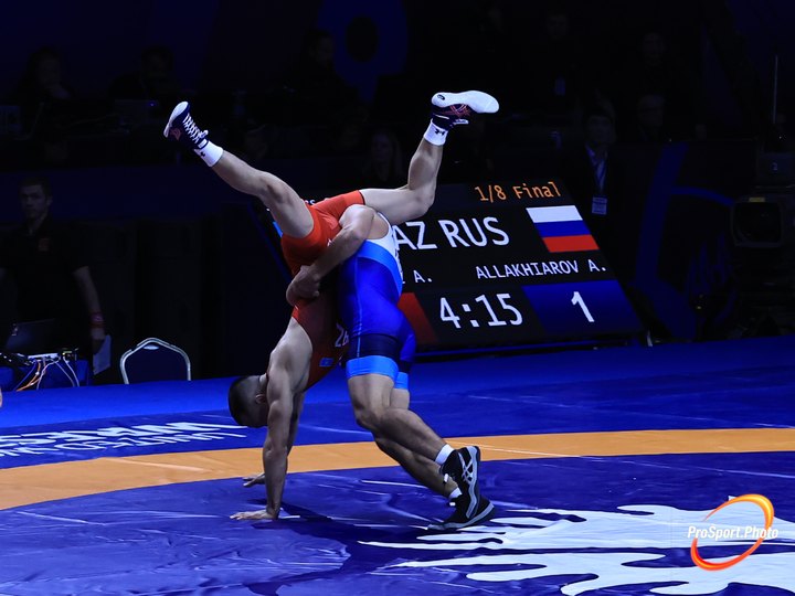 Бросок в схватке борцов греко-римского стиля. 24 октября. Чемпионат мира в Астане: первые три дня.