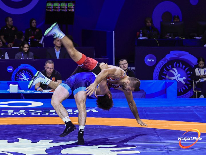 Бросок в схватке борцов греко-римского стиля. 24 октября. Чемпионат мира в Астане: первые три дня.