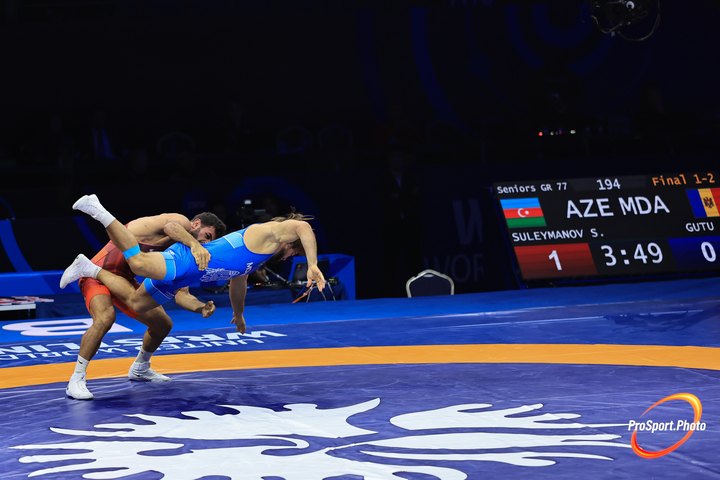 Бросок в схватке борцов греко-римского стиля. 25 октября. Чемпионат мира в Астане: первые три дня.