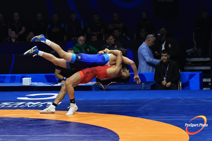 Бросок в схватке борцов греко-римского стиля. 25 октября. Чемпионат мира в Астане: первые три дня.