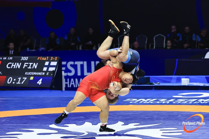 Бросок в схватке борцов греко-римского стиля. 26 октября. Чемпионат мира в Астане: первые три дня.