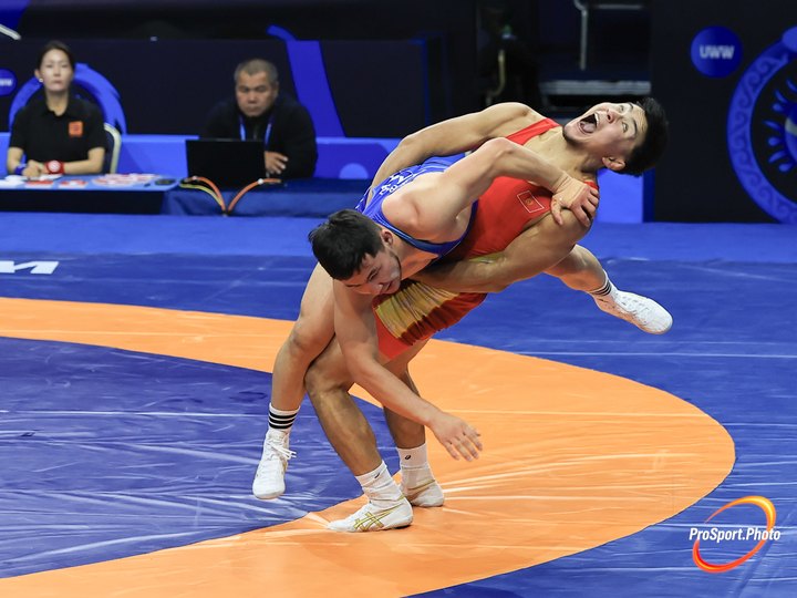 Бросок в схватке борцов греко-римского стиля. 26 октября. Чемпионат мира в Астане: первые три дня.