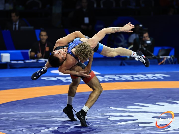 Бросок в схватке борцов греко-римского стиля. 26 октября. Чемпионат мира в Астане: первые три дня.