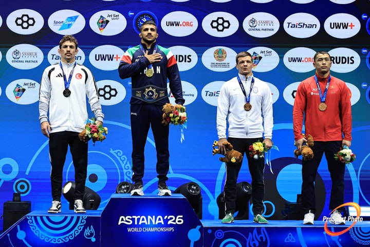 Медалисты после церемонии награждения. 25 октября. Чемпионат мира в Астане: первые три дня.