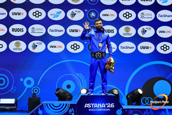 Чемпион с золотой медалью и поясом. 25 октября. Чемпионат мира в Астане: первые три дня.
