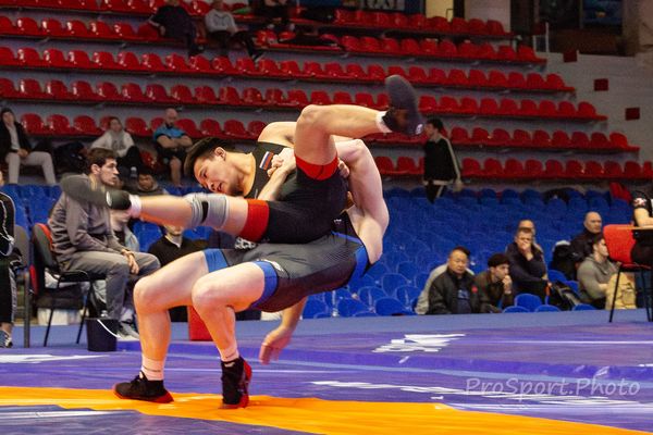 Бросок из стойки; один борец поднимает соперника над ковром. Чемпионат России среди студентов по вольной борьбе — 2026.