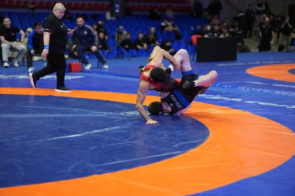Два борца проводят приём у оранжевой границы ковра. Чемпионат России среди студентов по вольной борьбе — 2026.