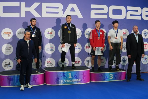 Награждение спортсменов на пьедестале. Чемпионат России среди студентов по вольной борьбе — 2026.