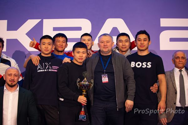 Командный снимок участников и сопровождающих после соревнований. Чемпионат России среди студентов по вольной борьбе — 2026.